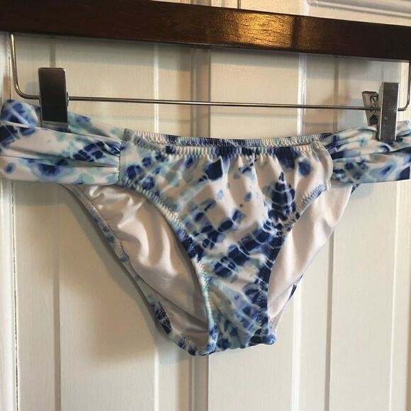 ✅(free) Victoria’s Secret bottoms - Picture 2 of 5